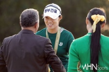 [mhn포토] 준우승 차지 한 김수지, 은메달 목걸이에 걸고