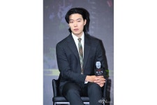 류준열, 송혜교-유아인과 '한솥밥' 먹는다...UAA와 전속계약