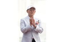 [mhn포토] 가수 이승철, 더 헤븐 마스터즈 시상자로 나서