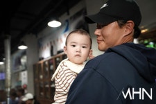 [mhn포토] 이순석, 10개월 아들과 함께 포즈