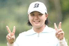 [mhn포토] 신다인, 11언더파 단독 선두