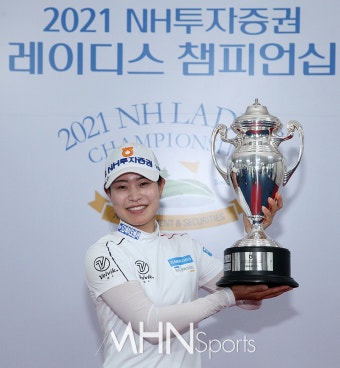 합계 14언더파 박민지 '통산 6승달성'[포토] < 포토 < 골프 < 스포츠 < 기사본문 - MHN스포츠 합계 14언더파 박민지 '통산 6승달성'[포토]