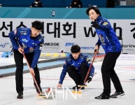 강원도청 컬링팀 하우스로 전진[포토] < 포토뉴스 < 스포츠종합 < 스포츠 < 기사본문 - MHN / 엠에이치앤 강원도청 컬링팀 하우스로 전진... 