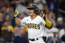 커쇼 “힘든 하루였다”…만원관중 ‘킹하성, 김하성’ 기립 함성... 하루였다”…만원관중 ‘킹하성, 김하성’ 기립 함성 - MHN / 엠에이치앤