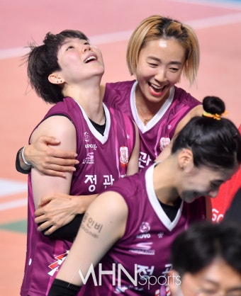 이소영-한송이 '3000득점 축하해'[포토] < 포토 < 배구 < 스포츠 < 기사본문 - MHN스포츠 이소영-한송이 '3000득점 축하해'[포토]