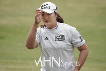 유해란 '타수 유지해요'[포토] < 포토뉴스 < 골프 < 스포츠 < 기사본문 - MHNsports / MHN스포츠 유해란 '타수 유지해요'[포토]