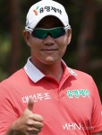 강경남 혼자 뻘쭘한 엄지 척 [포토] < 포토뉴스 < 골프 < 스포츠... MHN / 엠에이치앤 강경남 혼자 뻘쭘한 엄지 척 [포토] - MHN / 엠에이치앤