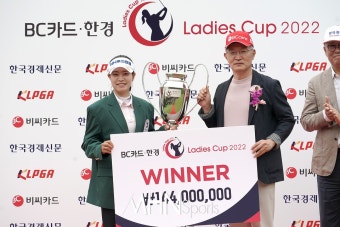 박민지 '우승 트로피와 함께 우승 상금'[포토] < 포토뉴스 < 골프뉴스... MHNsports / MHN스포츠 박민지 '우승 트로피와 함께 우승 상금'[포토]
