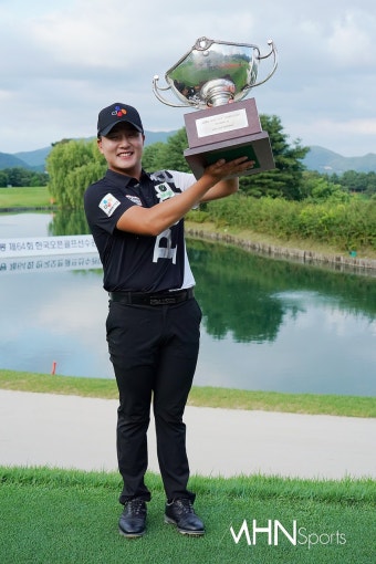 첫 승 이룬 김민규 '무겁네요~'[포토] < 포토뉴스 < 골프뉴스... 기사본문 - MHNsports / MHN스포츠 첫 승 이룬 김민규 '무겁네요~'[포토]