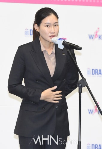 신인선수 지명하는 BNK 박정은 감독[포토] < 포토뉴스 < 농구... 기사본문 - MHN스포츠 / MHN Sports 신인선수 지명하는 BNK 박정은 감독[포토]