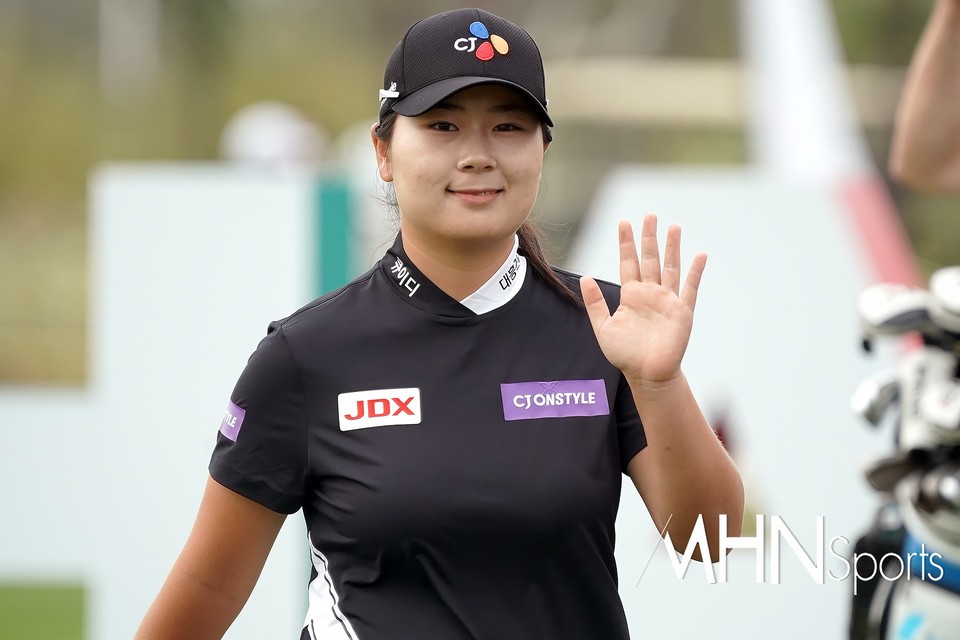홍정민, KLPGA 투어 세 번째 라운드에서 단독 선두로 우승 경쟁 벌여