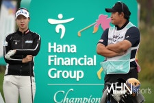 권서연-오준식 하나금융그룹 챔피언십 최종라운드[포토] < 포토뉴스 < 골프 < 스포츠 < 기사본문 - MHNsports / MHN스포츠 권서연-오준식... 