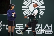 [Ms포토]박결-이민채 상황 설명 중 < 포토 < 골프 < 스포츠 < 기사본문 - MHN스포츠 [Ms포토]박결-이민채 상황 설명 중