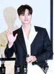 [Ms앨범]송강, 만화책 다 찢었다 눈부신 현실 만찢남 < 연예일반... [Ms앨범]송강, 만화책 다 찢었다 눈부신 현실 만찢남 - MHN / 엠에이치앤