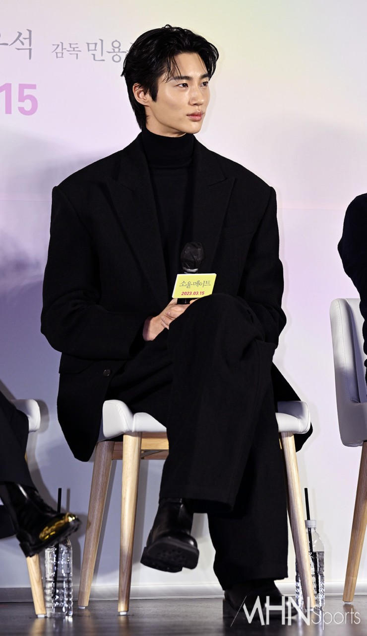 어깨 깡패 변우석, 대놓고 어깨 깡패의 자태를 뽐냈다.