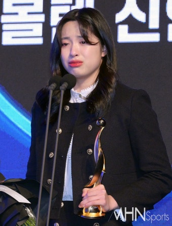 [Ms포토] 하나원큐 박소희 '눈물의 수상소감' < 포토뉴스 < 농구뉴스 < 스포츠뉴스 < 기사본문 - MHNsports / MHN스포츠 [Ms포토] 하나원큐...