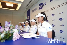 후 기자 회견 < 포토뉴스 < 골프 < 스포츠 < 기사본문 - MHN / 엠에이치앤 [Ms포토]  두산건설 위브 골프단 창단식 후 기자 회견 - MHN / 엠에이치앤