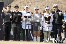 [Ms포토] 한국토지신탁 VS MG새마을금고 정정당당히 < 포토뉴스 < 골프 < 스포츠 < 기사본문 - MHN / 엠에이치앤 [Ms포토] 한국토지신탁 VS... 