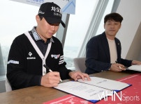 [Ms포토] 메이저 승부사 이상희 메인 후원 조인서에 사인 < 포토뉴스... 메이저 승부사 이상희 메인 후원 조인서에 사인 - MHN / 엠에이치앤