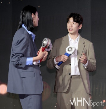 [Ms포토] 김연경-한선수 'MVP들의 대화' < 포토 < 배구 < 스포츠 < 기사본문 - MHN스포츠 [Ms포토] 김연경-한선수 'MVP들의 대화'