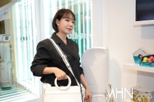 들고 한 컷 < 포토뉴스 < 골프 < 스포츠 < 기사본문 - MHN / 엠에이치앤 [Ms포토] 젝시오 출시 전 프리미엄 골프백을 들고 한 컷 - MHN / 엠에이치앤
