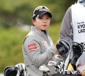 [Ms포토] 유서연 공략 지점 확인 < 포토뉴스 < 골프 < 스포츠 < 기사본문 - MHN스포츠 / MHN Sports [Ms포토] 유서연 공략 지점 확인