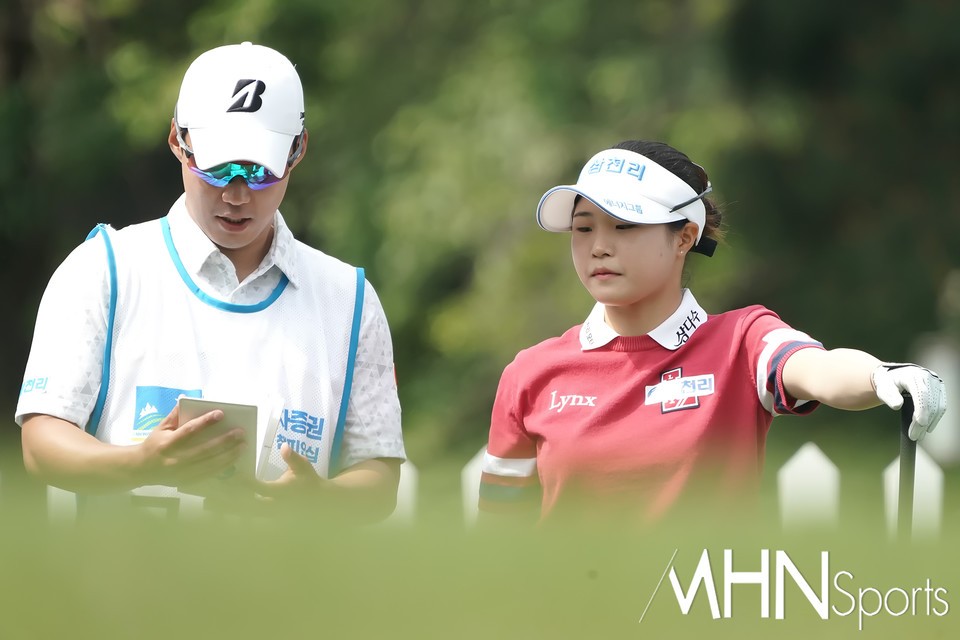 고지원, KLPGA 투어 제주 삼다수 마스터스 우승…가족과 함께 행복한 순간