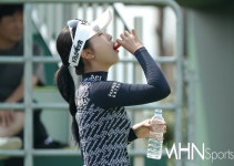 [Ms포토] 이예원 이걸 먹고 우승 가즈아 < 포토뉴스 < 골프 < 스포츠 < 기사본문 - MHN / 엠에이치앤 [Ms포토] 이예원 이걸 먹고 우승 가즈아... 