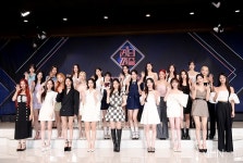 제작비 터지는 무대 예고한 퀸덤퍼즐(종합) < 연예일반 < 연예... 논란→성적 편견 깨는 장치...제작비 터지는 무대 예고한 퀸덤퍼즐(종합)