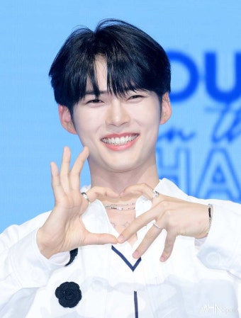 제로베이스원 성한빈, 찬란한 데뷔 '리더로 인사드려요'[Ms앨범]... MHN스포츠 제로베이스원 성한빈, 찬란한 데뷔 '리더로 인사드려요...