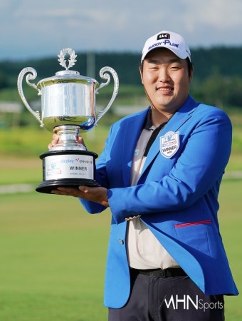 올해 톱10도 없었던 '무명' 김찬우, 36홀 대회서 생애 첫 우승..코리안투어 2년 시드 획득 < 골프 < 스포츠 < 기사본문 - MHN스포츠 올해 톱10도...