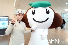 [Ms포토] 디펜딩챔피언 김수지 별송이와 함께 우승 다짐 < 포토뉴스... MHN / 엠에이치앤 [Ms포토] 디펜딩챔피언 김수지 별송이와 함께 우승 다짐