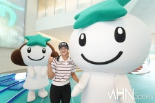 [Ms포토] 김민별 별송이-별돌이와 함께 엄지 척 < 포토뉴스 < 골프... [Ms포토] 김민별 별송이-별돌이와 함께 엄지 척 - MHN / 엠에이치앤