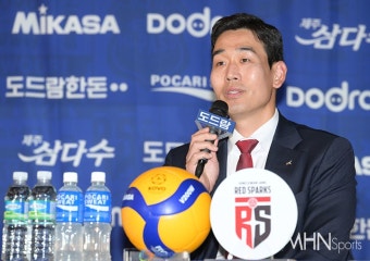 [Ms포토] 출사표 밝히는 고희진 정관장 감독 < 포토 < 배구 < 스포츠 < 기사본문 - MHN스포츠 [Ms포토] 출사표 밝히는 고희진 정관장 감독