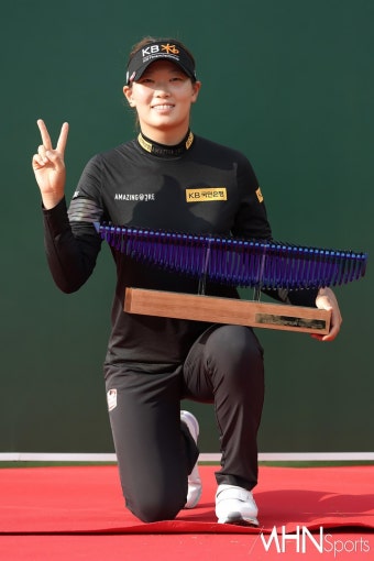 [Ms포토] 시즌 2승 방신실 '3승 기회 오면 도전' < 포토뉴스 < 골프 < 스포츠 < 기사본문 - MHN스포츠 / MHN Sports [Ms포토] 시즌 2승 방신실...