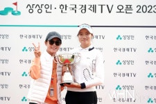 [Ms포토] 아마추어 양윤서 '삼천리 관계자와 함께' < 포토뉴스 < 골프 < 스포츠 < 기사본문 - MHN / 엠에이치앤 [Ms포토] 아마추어 양윤서 '삼천리... 