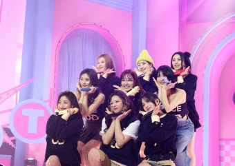 트와이스, 데뷔 8주년 기념 팬미팅 성료...