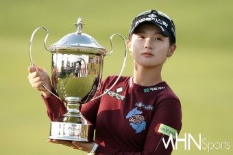 [Ms포토] 박현경 '우승했어요' < 포토뉴스 < 골프 < 스포츠 < 기사본문 - MHN / 엠에이치앤 [Ms포토] 박현경 '우승했어요' - MHN / 엠에이치앤
