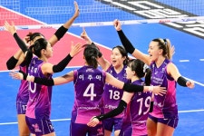 김연경-옐레나 쌍포 50득점 분투...흥국생명, 기업은행에 역전하며 2R 첫 승 < 배구 < 스포츠 < 기사본문 - MHN / 엠에이치앤 김연경-옐레나... 