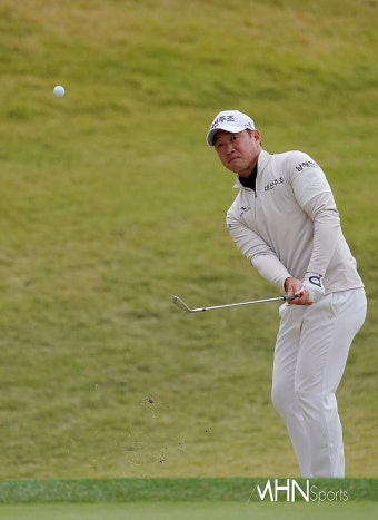 [Ms포토] 강경남 '엄격한 칩핑~' < 포토뉴스 < 골프 < 스포츠 < 기사본문 - MHN스포츠 / MHN Sports [Ms포토] 강경남 '엄격한 칩핑~'
