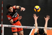 2년차 신호진 어느덧 팀 공격의 중심으로…OK금융그룹, 삼성화재 밀어내고 3위 점프 < 배구 < 스포츠 < 기사본문 - MHN / 엠에이치앤 2년차... 