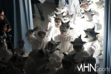 엠에이치씨스포츠 | [MHN포토] 공연 준비하며 손 흔드는 어린이들 < 포토뉴스 < 스포츠종합 < 스포츠 < 기사본문 - MHN / 엠에이치앤 [MHN포토] 공연 준비하며 손...