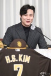 스포츠 < 기사본문 - MHN / 엠에이치앤 "서울 개막전 前 트레이드 힘들어" 김하성 봄 이적 어려울 전망, 규정 문제도 존재 - MHN / 엠에이치앤