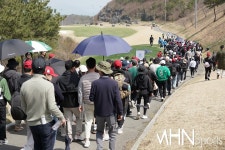 [mhn포토] 아쿠아가든-디오션 2라운드 찾은 구름 관중 < 포토뉴스 < 골프 < 스포츠 < 기사본문 - MHN / 엠에이치앤 [mhn포토] 아쿠아가든-디오션... 