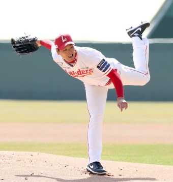 '데뷔 첫 승' SSG 이숭용 감독 