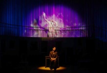 [M픽 리뷰] 얇은 천 뒤에 감춰진 진실, 연극 엠. 버터플라이... [M픽 리뷰] 얇은 천 뒤에 감춰진 진실, 연극 엠. 버터플라이 - MHN / 엠에이치앤