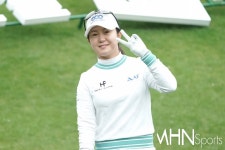 [mhn포토] 이승연 브이 출발 < 포토뉴스 < 골프 < 스포츠 < 기사본문 - MHN / 엠에이치앤 [mhn포토] 이승연 브이 출발 - MHN / 엠에이치앤