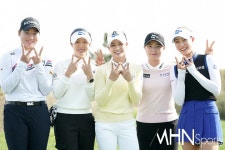 [mhn포토] 두산건설 골프단 두산 위브 브이 < 포토뉴스 < 골프 < 스포츠 < 기사본문 - MHN / 엠에이치앤 [mhn포토] 두산건설 골프단 두산 위브... 