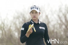 [mhn포토] 지한솔 간식 바나나를 입에 물고 < 포토뉴스 < 골프 < 스포츠 < 기사본문 - MHN / 엠에이치앤 [mhn포토] 지한솔 간식 바나나를 입에... 