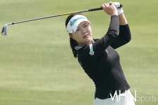 [mhn포토] 서어진 무빙데이 타수 줄인다 < 포토뉴스 < 골프 < 스포츠 < 기사본문 - MHN / 엠에이치앤 [mhn포토] 서어진 무빙데이 타수 줄인다... 